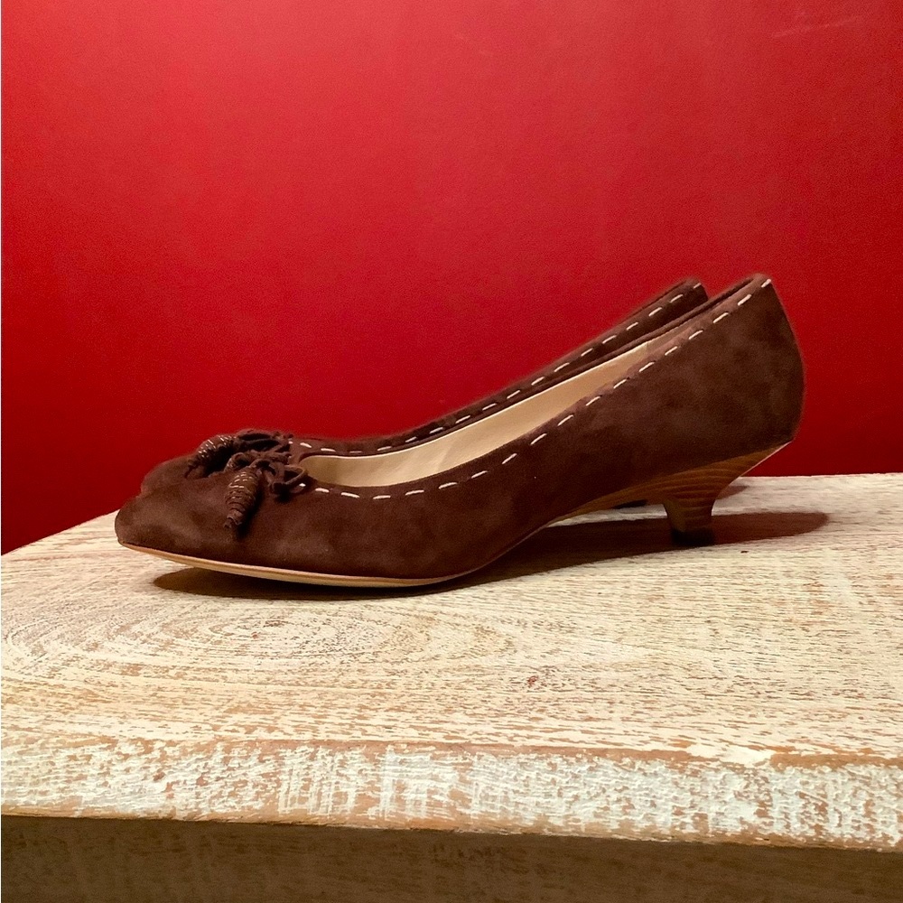AK Anne Klein Flex Kitten Heels Brown Suede, Bows & Contrasting Cream Stitch - Picture 5 of 16